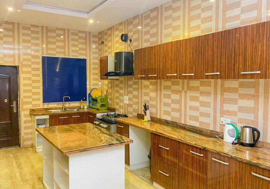 4-bedroom-shortlet-ikota-kitchen