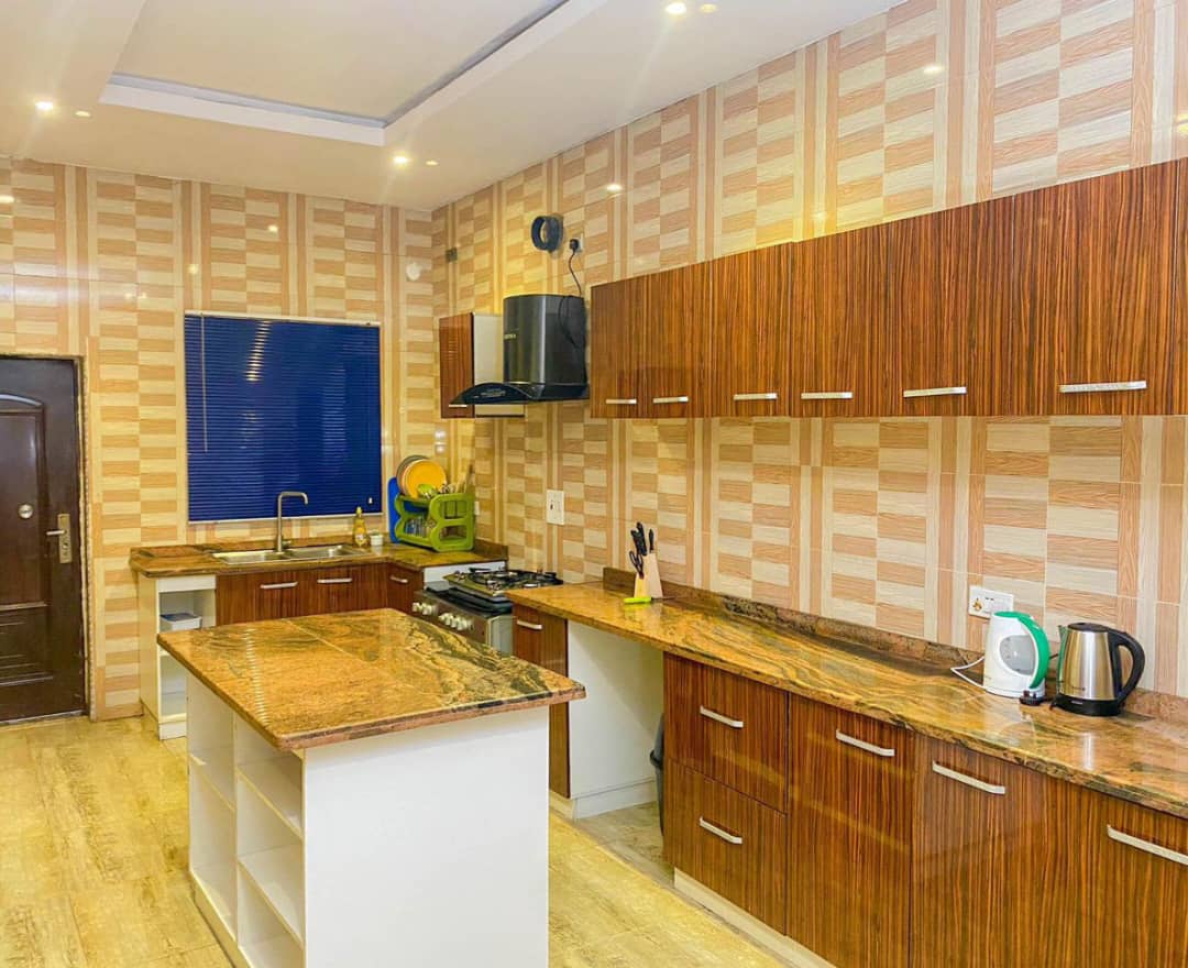 4-bedroom-shortlet-ikota-kitchen