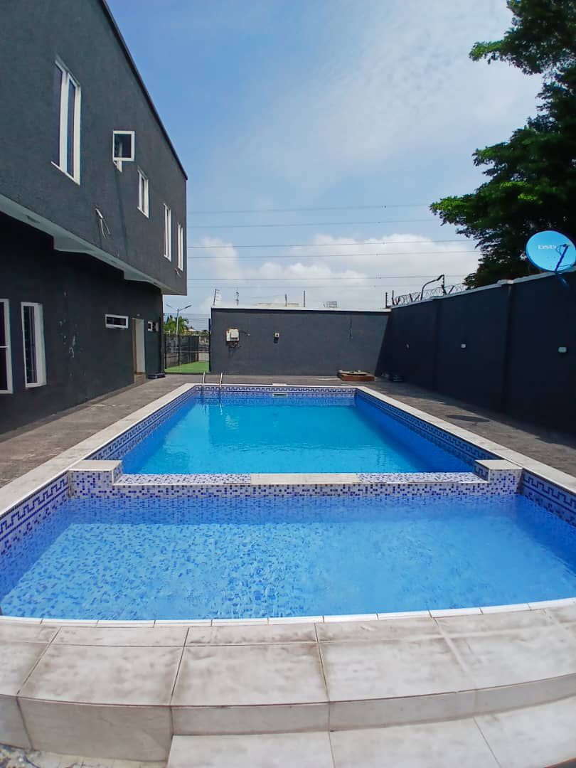 4-bedroom-shortlet-ikota-swimming-pool